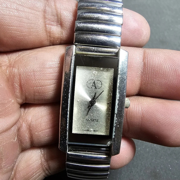 Tank Style Quartz Fashion Wrist Watch Silver Tone Working On Stretch Band shows - Picture 1 of 10
